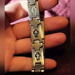 Men's stainless steel linked bracelet w crosses on it, 8"